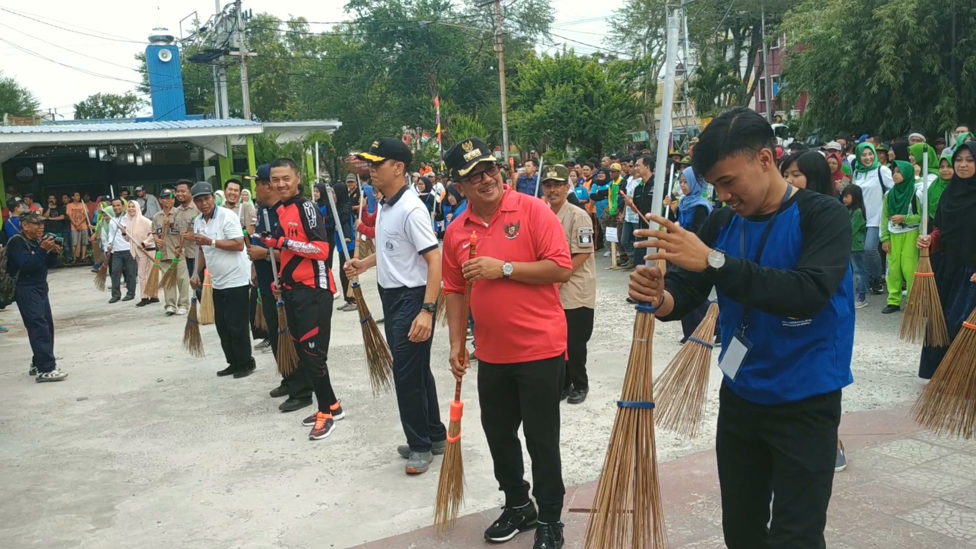 SAMBUT HUT Ke-73 REPUBLIK INDONE SI A, MARGASARI GELAR KERJA BAKTI MASSAL DAN LAUNCHING GERAKAN 1000 SAPU LIDI